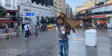 Taksim’de yağmur etkili oldu