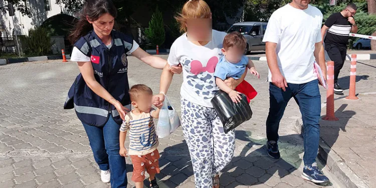Dilenci kılığında 2,5 milyonluk altın çalan kadınlar yakalandı