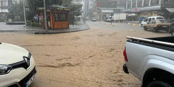 Rize’yi sağanak vurdu