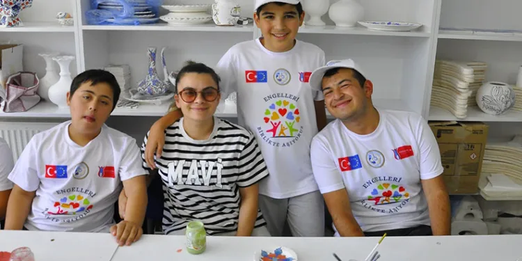 Engellerini çini işleyerek unuttular