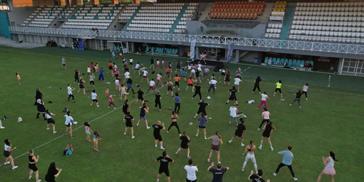 Nilüferliler zumba ile hem eğlendi hem spor yaptı