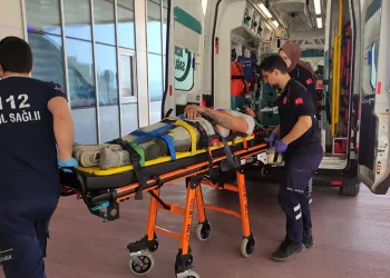 İskeleden düşen işçi yaralandı