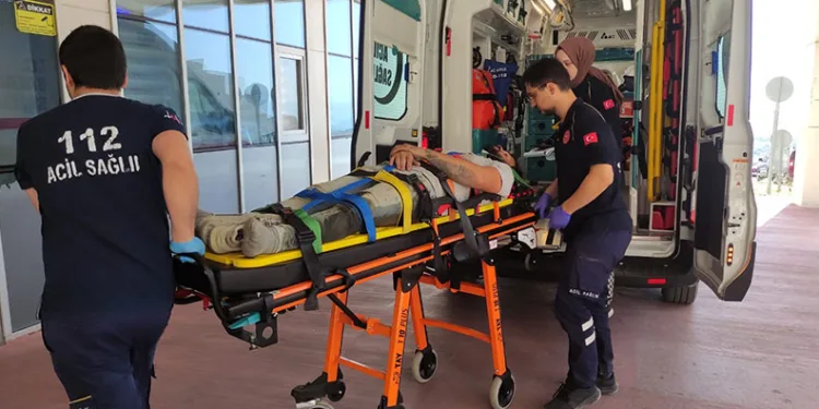 İskeleden düşen işçi yaralandı