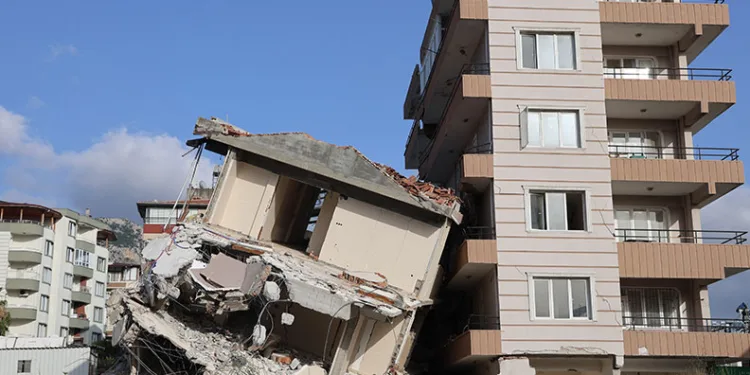 Yıkımı gerçekleştirilen 6 katlı bina yandaki binanın üzerine devrildi
