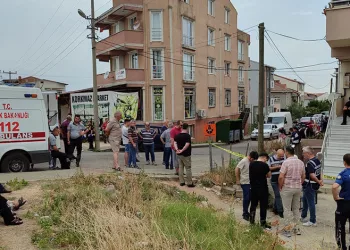 Eşini ve çocuğunu pompalı tüfekle öldürdü