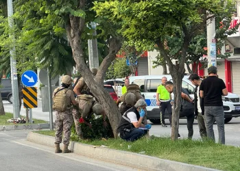 Mersin’de karakol önünde havaya ateş açan şahsı özel harekat polisi vurdu