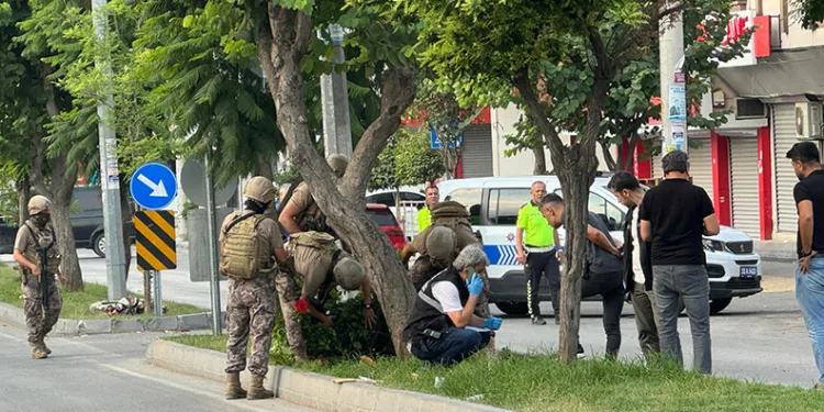 Mersin’de karakol önünde havaya ateş açan şahsı özel harekat polisi vurdu