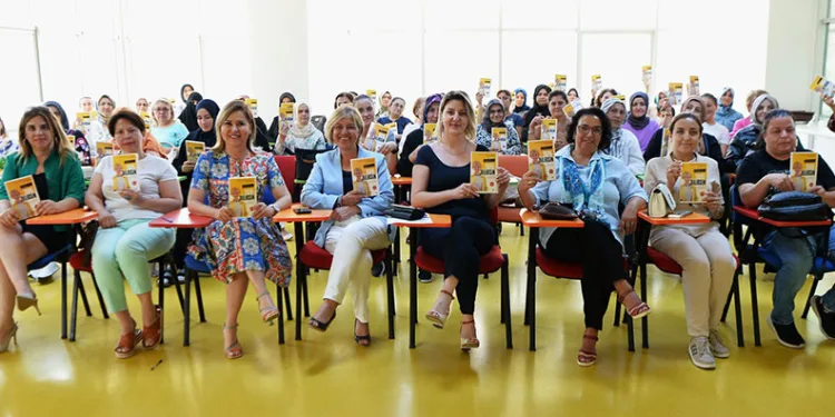 ‘Kadın Yazarıyla Buluşuyor’ projesinde ilk kitap dağıtıldı