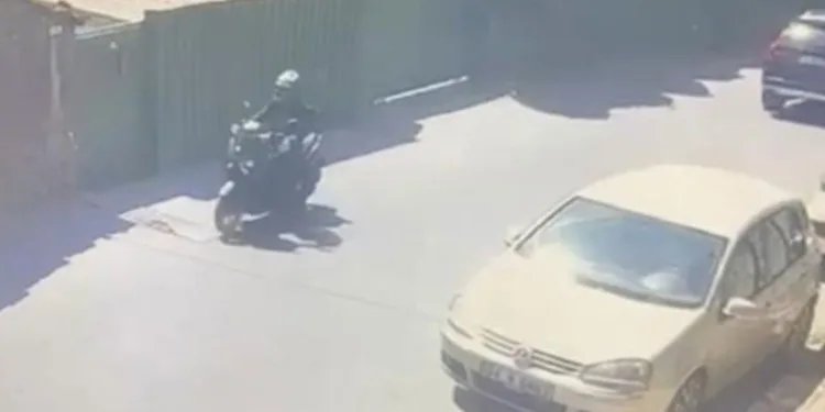 Saplantılı olduğu kadının eşinin aracına kurşun yağdırdı