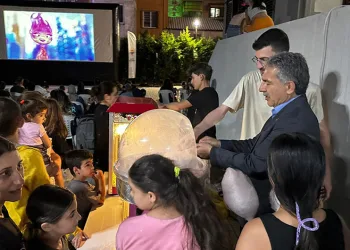 Gemlikli çocuklara açık hava sineması