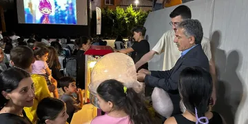 Gemlikli çocuklara açık hava sineması