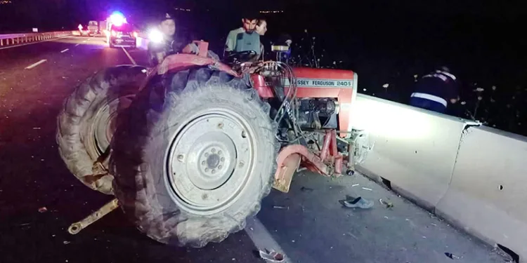 Manisa’da kamyon ile traktör çarpıştı: 1 ölü