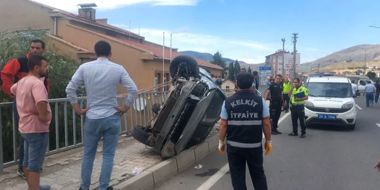 Takla atan araç kaldırımda yürüyen kadın ve çocuğa çarptı