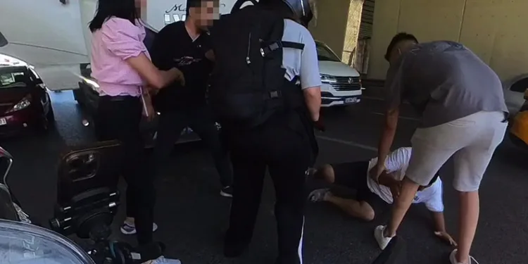 Trafikte tartıştığı sürücüye kafa attı