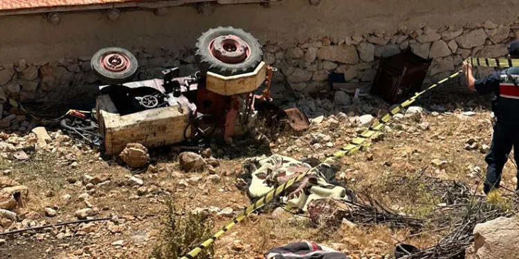 Devrilen traktörün altında kalan yaşlı adam hayatını kaybetti