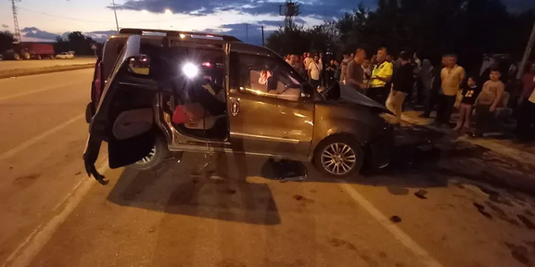 Amasya’da yolcu otobüsü ile hafif ticari araç çarpıştı: 3 yaralı