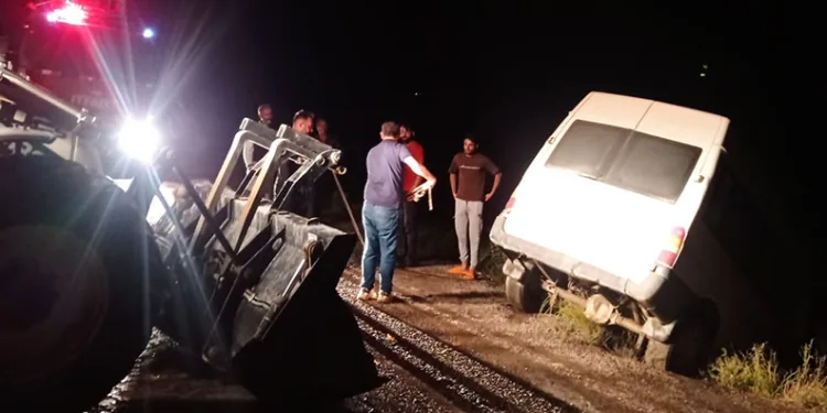 Özalp’ta sele kapılan minibüs devrildi: 3 yaralı