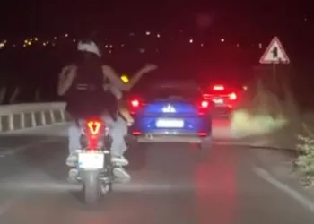 Motosiklet üzerinde dans edip ölümüne sollama yaptı