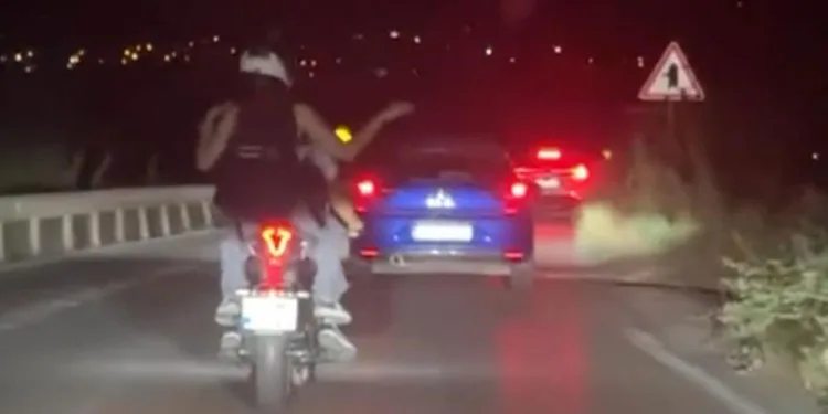 Motosiklet üzerinde dans edip ölümüne sollama yaptı