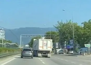 Bursa’da kamyon attığı makasla trafiği birbirine kattı
