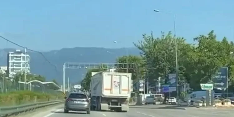 Bursa’da kamyon attığı makasla trafiği birbirine kattı
