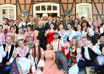 BURSA BÜYÜKŞEHİR BELEDİYESİ TARAFINDAN BU YIL 36'NCISI DÜZENLENEN ALTIN KARAGÖZ HALK DANSLARI YARIŞMASI'NA KATILAN EKİPLERİN TEMSİLCİLERİ, BAŞKAN MUSTAFA BOZBEY'İ ZİYARET EDEREK ÜLKELERİNİN SEMBOL HEDİYELERİNİ SUNDU. (İHA/BURSA-İHA) Bursa Büyükşehir Belediyesi tarafından bu yıl 36'ncısı düzenlenen Altın Karagöz Halk Dansları Yarışması'na katılan ekiplerin temsilcileri, Başkan Mustafa Bozbey'i ziyaret ederek ülkelerinin sembol hediyelerini sundu.