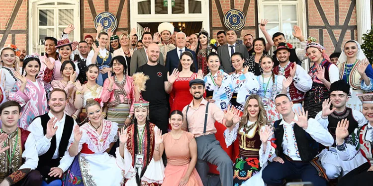 BURSA BÜYÜKŞEHİR BELEDİYESİ TARAFINDAN BU YIL 36'NCISI DÜZENLENEN ALTIN KARAGÖZ HALK DANSLARI YARIŞMASI'NA KATILAN EKİPLERİN TEMSİLCİLERİ, BAŞKAN MUSTAFA BOZBEY'İ ZİYARET EDEREK ÜLKELERİNİN SEMBOL HEDİYELERİNİ SUNDU. (İHA/BURSA-İHA) Bursa Büyükşehir Belediyesi tarafından bu yıl 36'ncısı düzenlenen Altın Karagöz Halk Dansları Yarışması'na katılan ekiplerin temsilcileri, Başkan Mustafa Bozbey'i ziyaret ederek ülkelerinin sembol hediyelerini sundu.