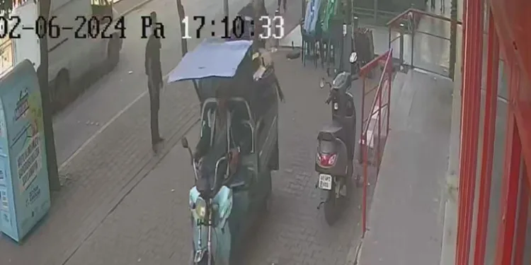 Motosikleti sahibiyle birlikte çaldılar