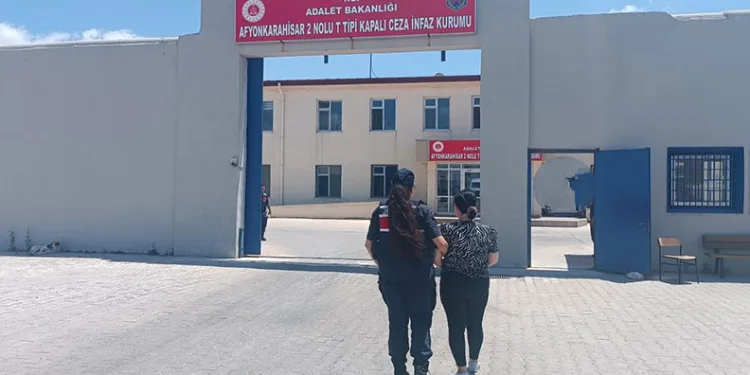 Hırsızlık suçundan aranan kadını jandarma yakaladı