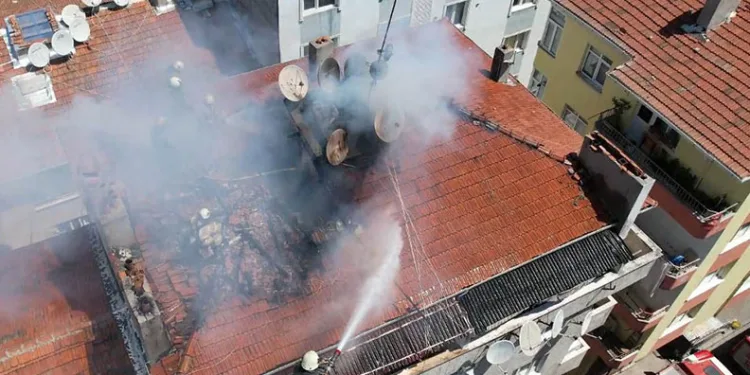 6 katlı binanın çatı katı alev alev yandı