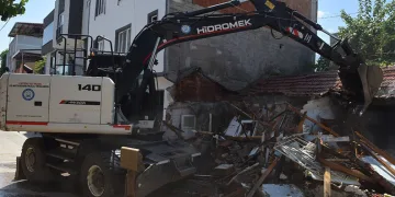 Yıldırım’da riskli durumdaki yapılar yıkılıyor