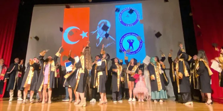 BUÜ Güzel Sanatlar Fakültesi öğrencileri mezun oldu