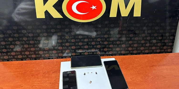 Ehliyet sınavında özel düzenekli kopyaya tutuklama