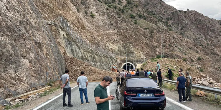 Artvin-Erzurum karayolunda heyelan
