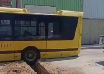 Bursa’da tekeri çukura sıkışan otobüs mahsur kaldı