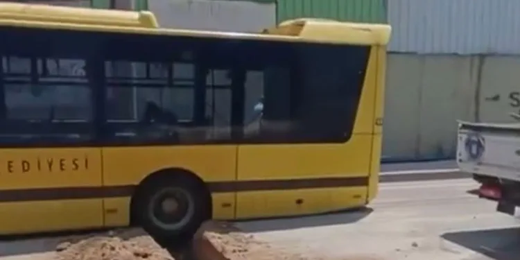 Bursa’da tekeri çukura sıkışan otobüs mahsur kaldı