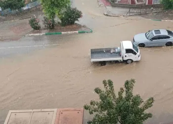 Bursa’da aniden bastıran yağmur, hayatı felç etti