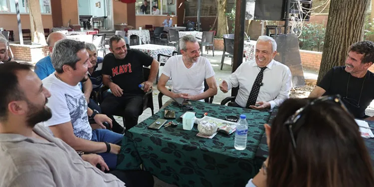 Şadi Özdemir Demirci’de mahalle halkını dinledi