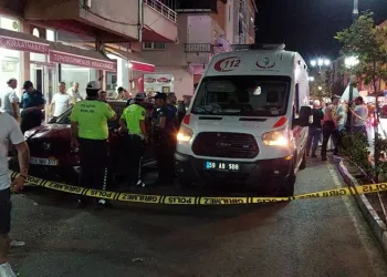 Otomobil kahvehaneye daldı: 11 yaralı
