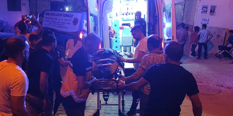 Şanlıurfa’da freni boşalan araç iş yeri önündeki kaldırıma çarptı: 2 yaralı