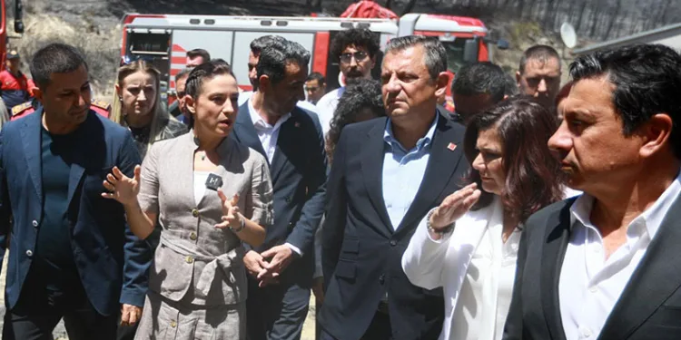 Özgür Özel, Selçuk’ta yangın alanında incelemede bulundu