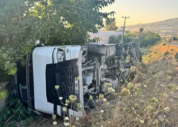 Talaş yüklü tır şarampole devrildi: 2 yaralı