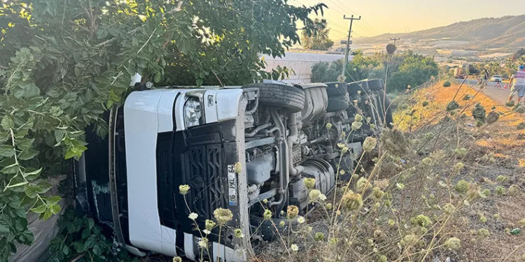 Talaş yüklü tır şarampole devrildi: 2 yaralı