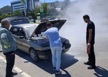 Seyir halindeki araçta çıkan yangın paniğe neden oldu