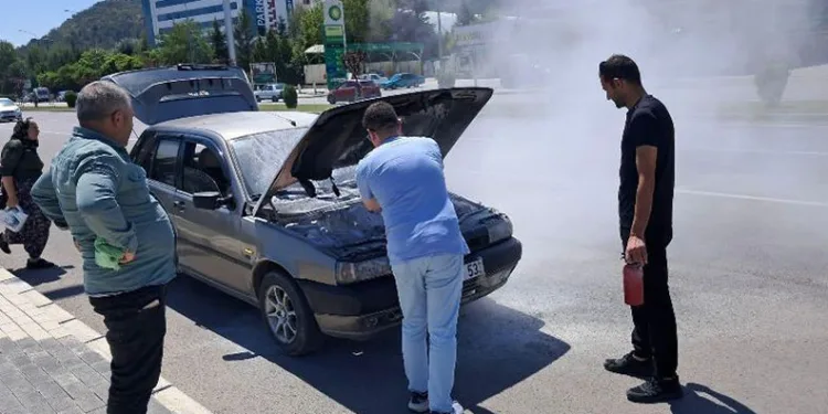 Seyir halindeki araçta çıkan yangın paniğe neden oldu