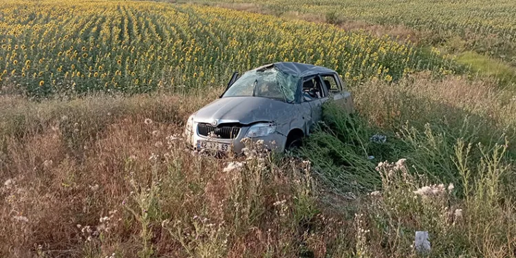 Takla atan otomobil tarlaya uçtu: 2 ölü