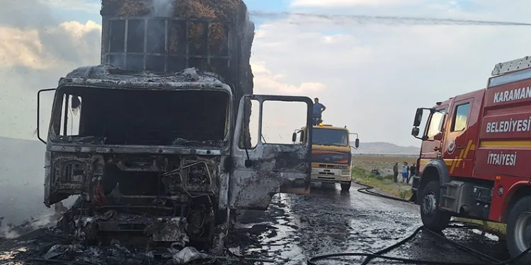 Saman balyası yüklü tır alev alev yandı