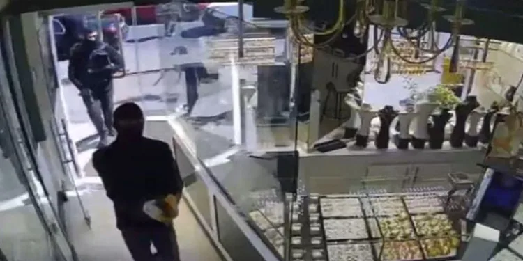 Sancaktepe’de kuyumcudaki silahlı soygun anları kamerada