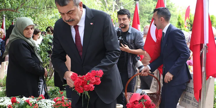 Bakan Tekin, 15 Temmuz Şehitliği’ni ziyaret etti