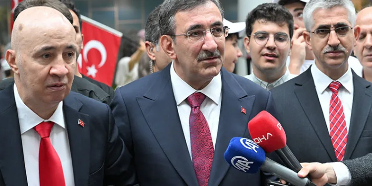 Cevdet Yılmaz, 15 Temmuz Anıtı’na çelenk bıraktı